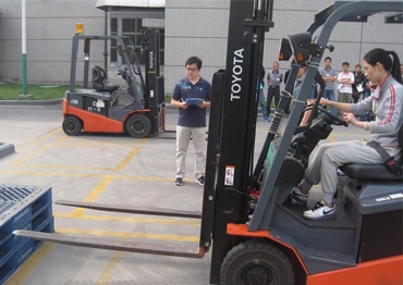操作叉車前檢查、避讓障礙物、叉車倒車行駛要求、叉車停車放置及行為規范。